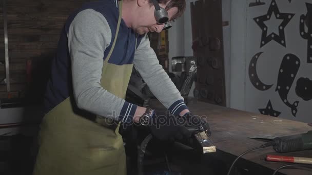 鍛冶屋は彼のワーク ショップ、スローモーションでプラズマ切断機による鉄の詳細をカットします。. — ストック動画