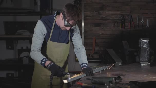 Herrero corta detalles de hierro a través de cortador de plasma en su taller, cámara lenta . — Vídeos de Stock