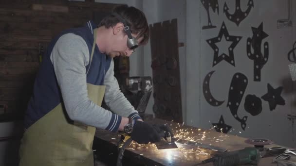 Smid snijdt ijzer details via plasma snijder in zijn atelier, slow-motion. — Stockvideo