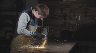 Usta bir açı değirmeni Atölyesi'nde Lehçe metal detay için kullanma.