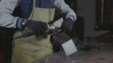 Usta bir açı değirmeni Atölyesi'nde Lehçe metal detay için kullanma.