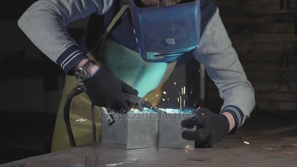 Smid lassen van staal en ijzer in slow-motion tijdens zijn workshop, close-up. — Stockvideo