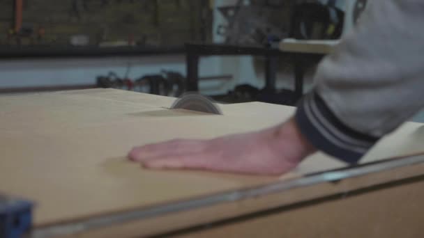 Ronde tafel zag de houten blad snijden op timmerman workshop in slow motion — Stockvideo