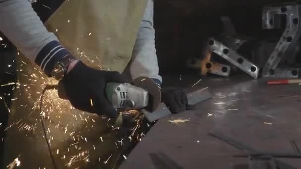Schmied arbeitet in einer Werkstatt mit Metall per Winkelschleifer, Zeitlupe. — Stockvideo