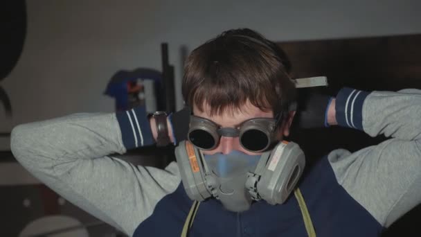 Portret van smid in beschermende bril jurken gasmasker, slow-motion — Stockvideo