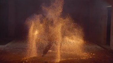 Fireshow adam yangın sparks, karanlık bir odada bir sürü göster yapma kıvılcım