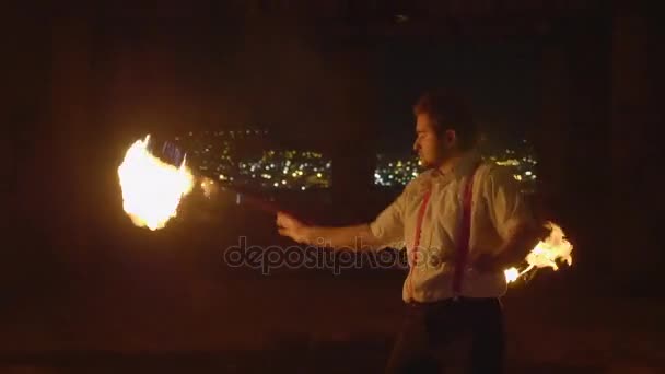 Artista masculino realizando espectáculo de fuego en la oscuridad en cámara lenta . — Vídeos de Stock