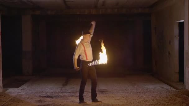Mannelijke artiest vuurshow op donker uitvoeren in slow motion. — Stockvideo