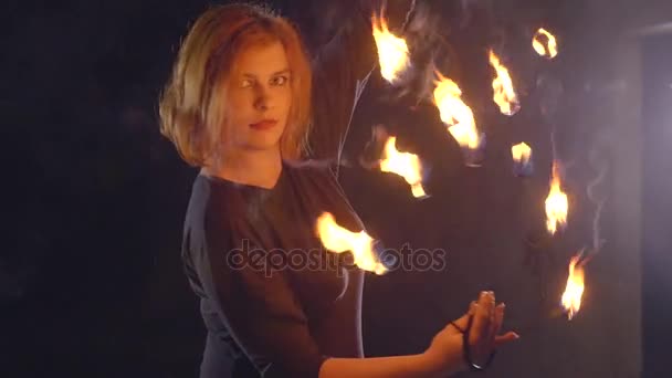 Yong artista mujer realizando espectáculo de fuego en la oscuridad en cámara lenta . — Vídeos de Stock