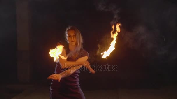 Жінка-художник, яка виконує вогняне шоу в темряві в повільному русі . — стокове відео
