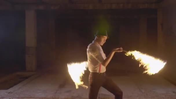 Artista masculino executando show de fogo no escuro em câmera lenta . — Vídeo de Stock
