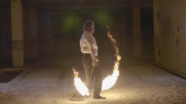 Artista masculino realizando espectáculo de fuego en la oscuridad en cámara lenta . — Vídeos de Stock