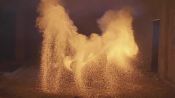 Chispas de fuego, hombre haciendo espectáculo de fuego con un montón de chispas en el cuarto oscuro — Vídeos de Stock
