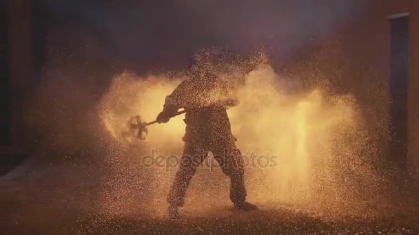 Chispas de fuego, hombre haciendo espectáculo de fuego con un montón de chispas en el cuarto oscuro — Vídeos de Stock