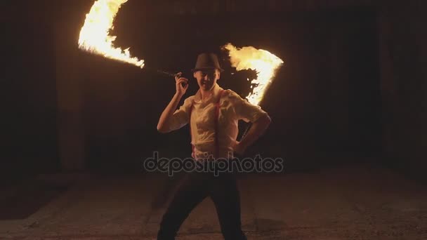 スローモーションで暗闇で火のショーを実行する男性アーティスト. — ストック動画