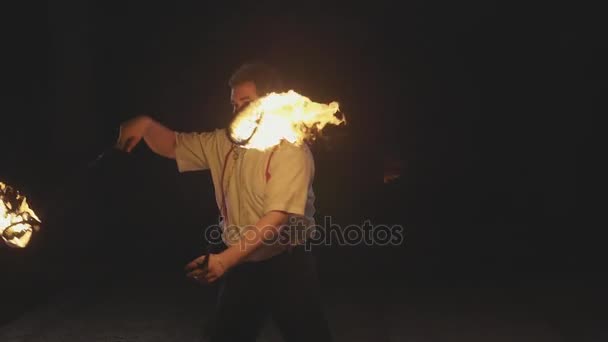 スローモーションで暗闇で火のショーを実行する男性アーティスト. — ストック動画