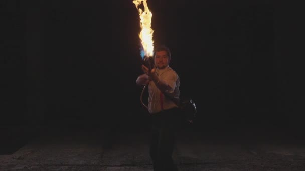 Artysta wykonuje fire show w ciemności w zwolnionym tempie. — Wideo stockowe