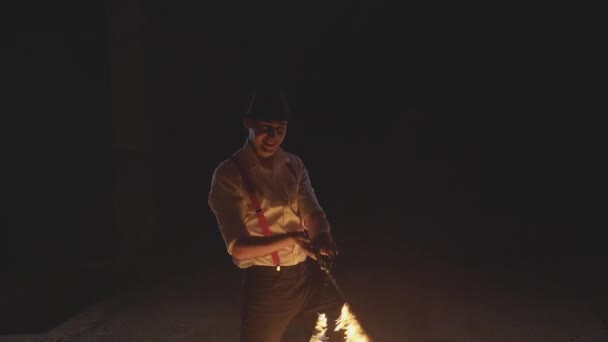 Maschio artista esibendosi spettacolo fuoco al buio al rallentatore . — Video Stock
