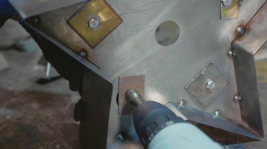 Metal atölyesinde çalışan demirci