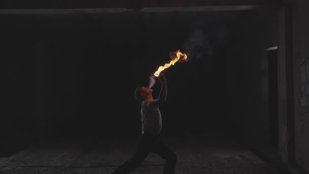 Fire show artysta ziać ogniem w ciemno, w zwolnionym tempie — Wideo stockowe