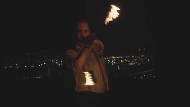 Чоловік виконує вогняне шоу в темряві в повільному русі . — стокове відео