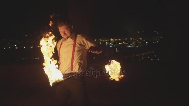 Maschio artista esibendosi spettacolo fuoco al buio al rallentatore . — Video Stock
