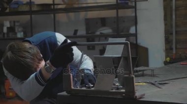 Metal dekoratif detay ile onun atölyesinde çalışan demirci