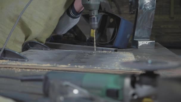 Boční pohled Carpenter vrtání dřevo prkno, detailní zpomalené. — Stock video