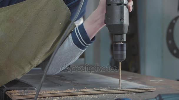 Boční pohled Carpenter vrtání dřevo prkno, detailní zpomalené. — Stock video