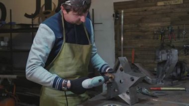 Metal atölyesinde çalışan demirci