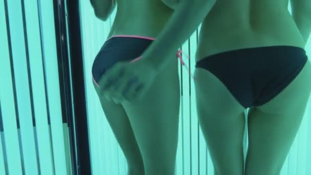 Zwei junge schöne Frauen tanzen in Zeitlupe in der Solarium. — Stockvideo