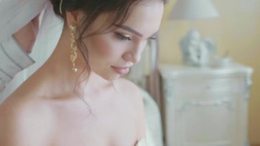 Stilist bir peçe düğün öncesi gelin saç içine ekleme