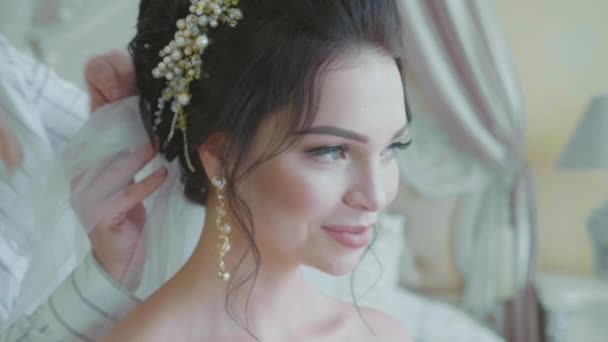 Stylistin, die vor der Hochzeit einen Schleier in die Haare der Bräute steckt — Stockvideo