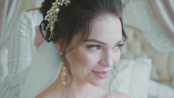 Styliste insérant un voile dans les cheveux des mariées avant le mariage — Video