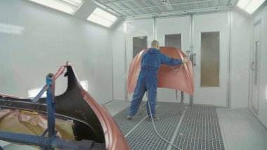 Özel booth arabanın kaputu üzerine kırmızı boya püskürtme otomatik ressam