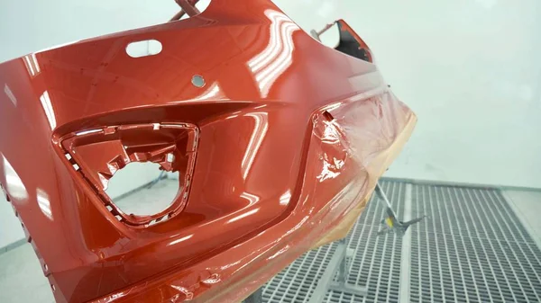 Araba tampon bir araba boyama ve kurutma kabinleri boyama sonra. Araç kiraz renk tampon