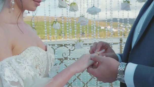 Recorte footege de ridegroom pone en anillo de bodas a las novias dedo — Vídeo de stock