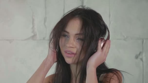 Belleza mujer joven escuchando música en auriculares — Vídeo de stock