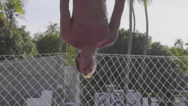 Professionell gymnast hoppa på studsmattan och gör tricks i slow motion — Stockvideo