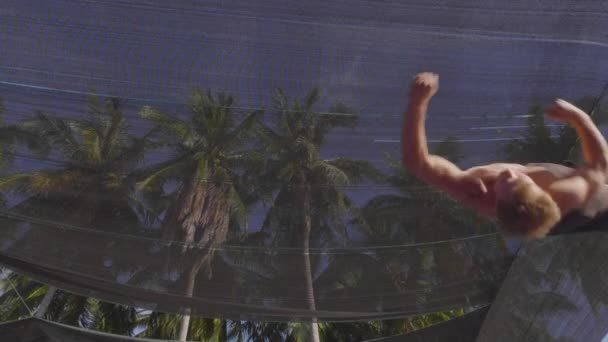 Gimnasta profesional saltando en el trampolín y haciendo trucos en cámara lenta — Vídeo de stock