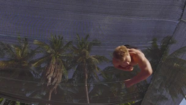 전문 체조 트램 폴 린에 점프 하 고 트릭 슬로우 모션에 — 비디오