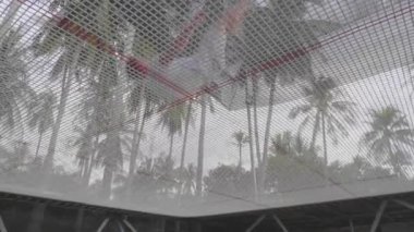 Bir görünüm'ün altındaki Bu şort ve T-kısa bir adam olarak trambolin atlar