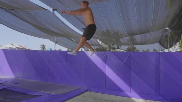 Profi-Turnerin springt auf dem Trampolin und macht Tricks in Zeitlupe — Stockvideo