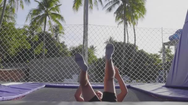 Profesjonalnych gimnastyczka, skoki na trampolinie i robienie sztuczek w zwolnionym tempie — Wideo stockowe