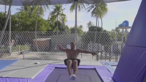 Profesionální sportovní gymnastka, skákání na trampolíně a dělat triky ve zpomaleném záběru — Stock video