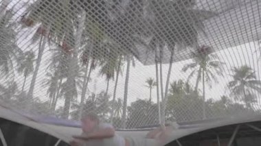 Bir görünüm'ün altındaki Bu şort ve T-kısa bir adam olarak trambolin atlar