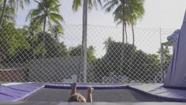 Pesenam profesional melompat pada trampolin dan melakukan trik dalam gerakan lambat — Stok Video