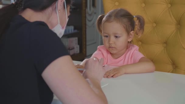 Schoonheidsspecialiste, manicure doen voor babymeisje op beauty spa salon. . — Stockvideo