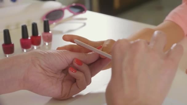 Schoonheidsspecialiste, manicure doen voor babymeisje op beauty spa salon. . — Stockvideo