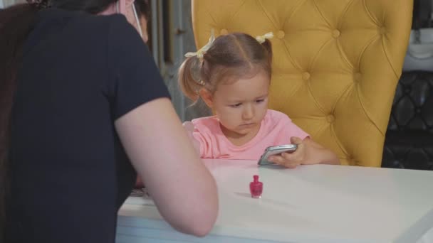 Schoonheidsspecialiste nagellak toe te passen bij kinderen nagel in een nagel salon in slow motion. — Stockvideo